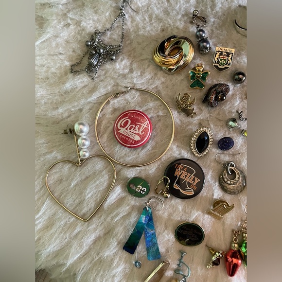 60+ Bundle of Pins, Brooches & Single Earrings - Picture 2 of 16